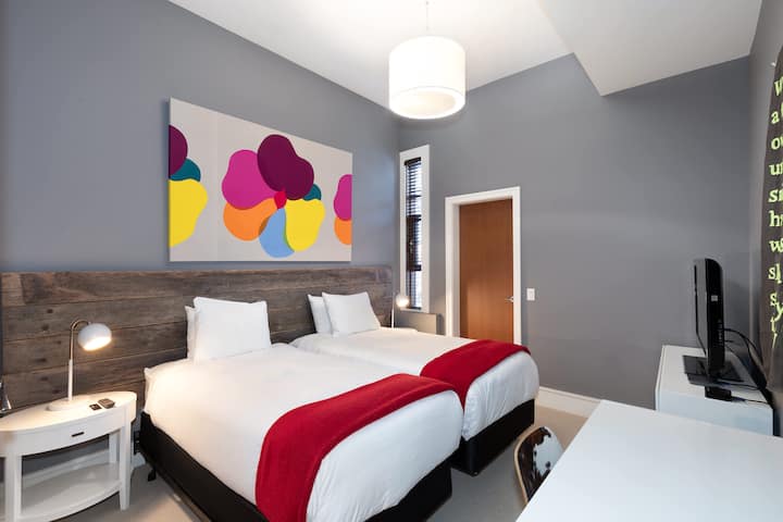 - Bedroom 4 – King Split option arranged as two twins for flexible sleeping
- Bright walls and modern décor enhance comfort for families and groups
- Spacious layout supports easy rest and adaptable arrangements for guests