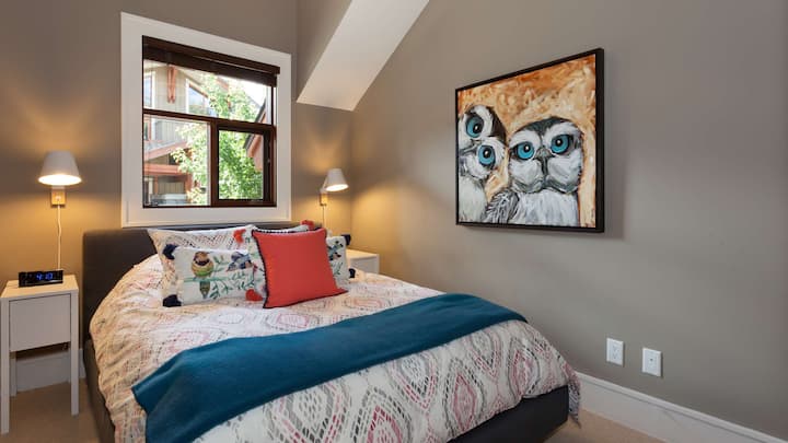 - Спалня 2 – двойно легло с уютна обстановка и естествено осветление
- Меките текстури и топлите акценти подобряват спокойните нощи и лесните престои
- Яркият декор и спокойните тонове създават освежаващо уединение за гостите днес
