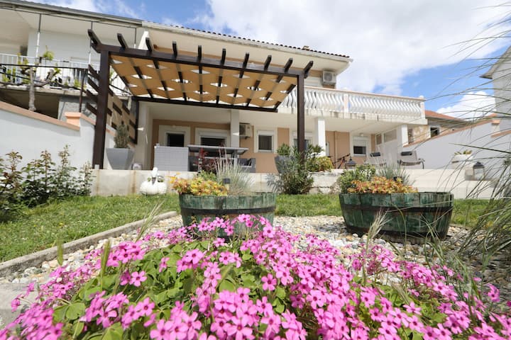Marina, No. 1 - With Garden And Sea View - Croazia