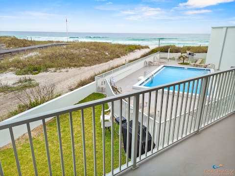 Beachfront 2bd Awesome Gulf Views + Beach Service!