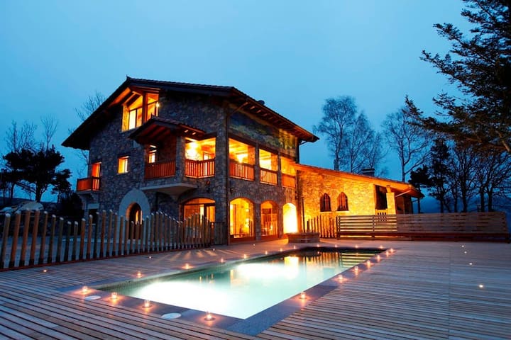 Pyrenees Chalet with Hot Tub and Panoramic Views