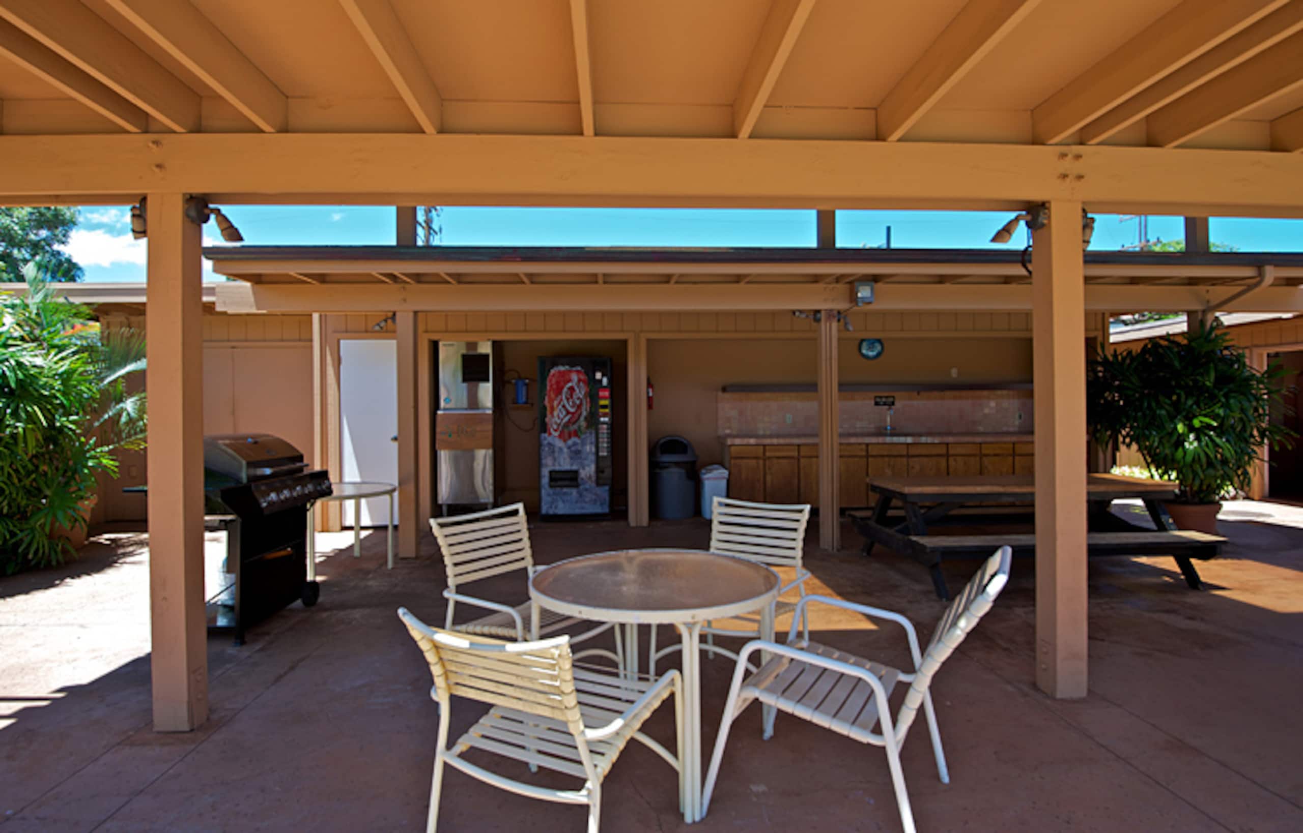 Condo in Lahaina · ★4.52 · 2 bedrooms · 4 beds · 1.5 shared baths - Image 25