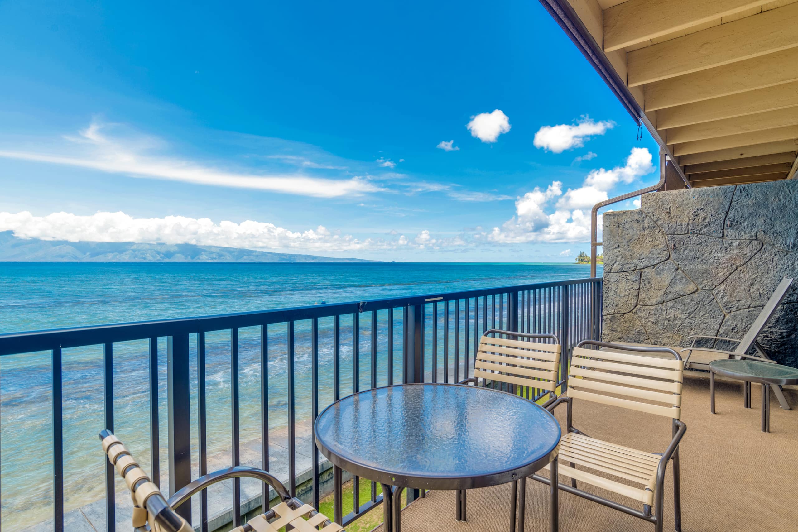 Condo in Lahaina · ★4.52 · 2 bedrooms · 4 beds · 1.5 shared baths - Image 15