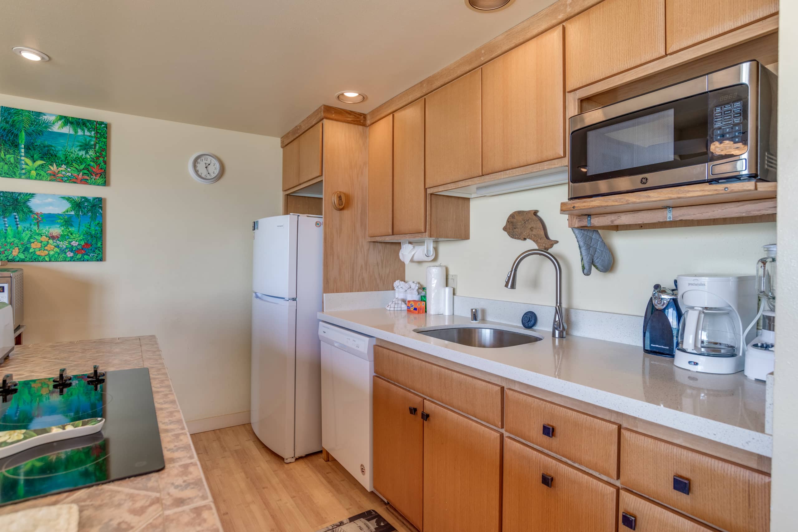 Condo in Lahaina · ★4.52 · 2 bedrooms · 4 beds · 1.5 shared baths - Image 13