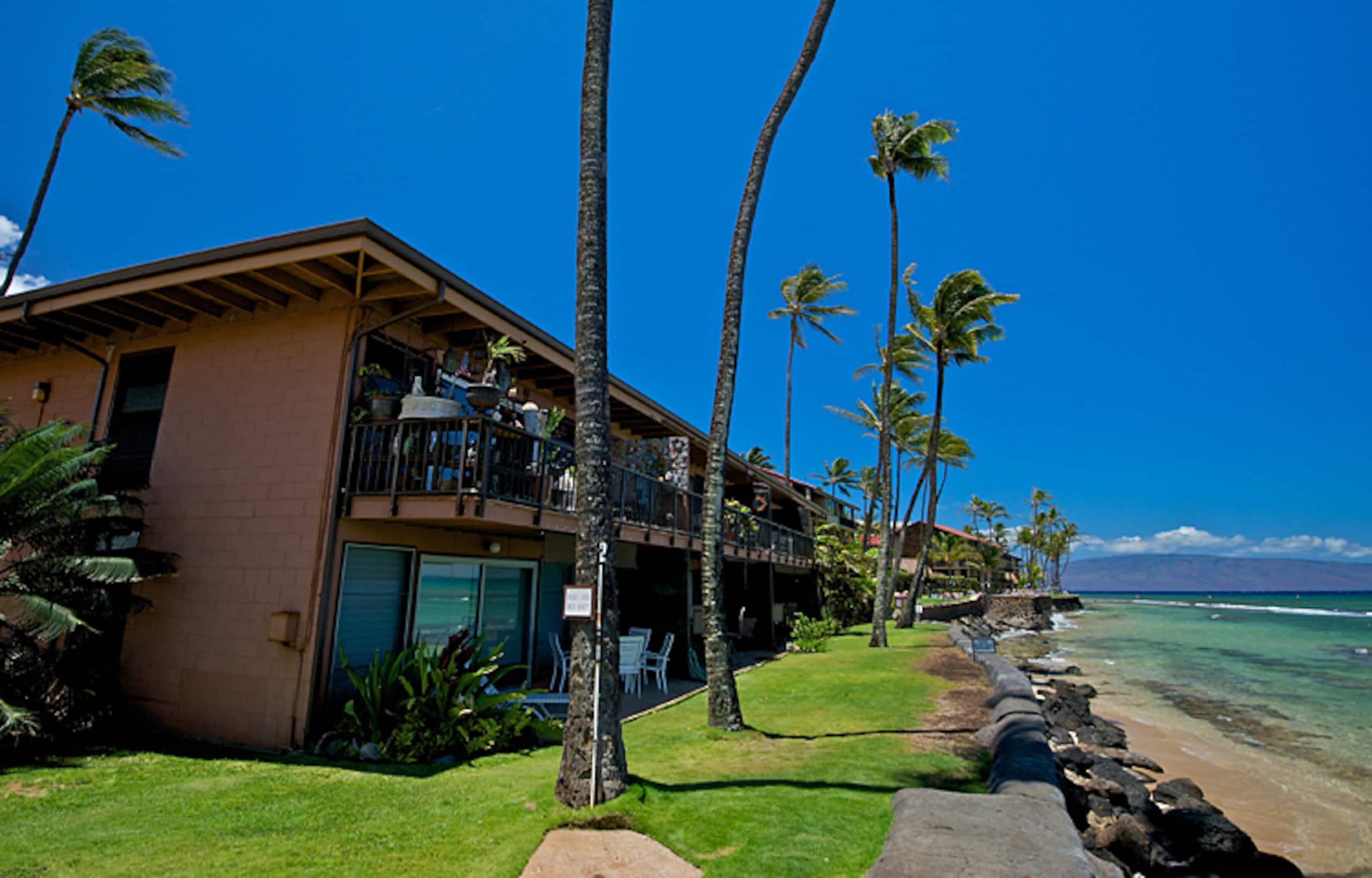 Condo in Lahaina · ★4.52 · 2 bedrooms · 4 beds · 1.5 shared baths - Image 28