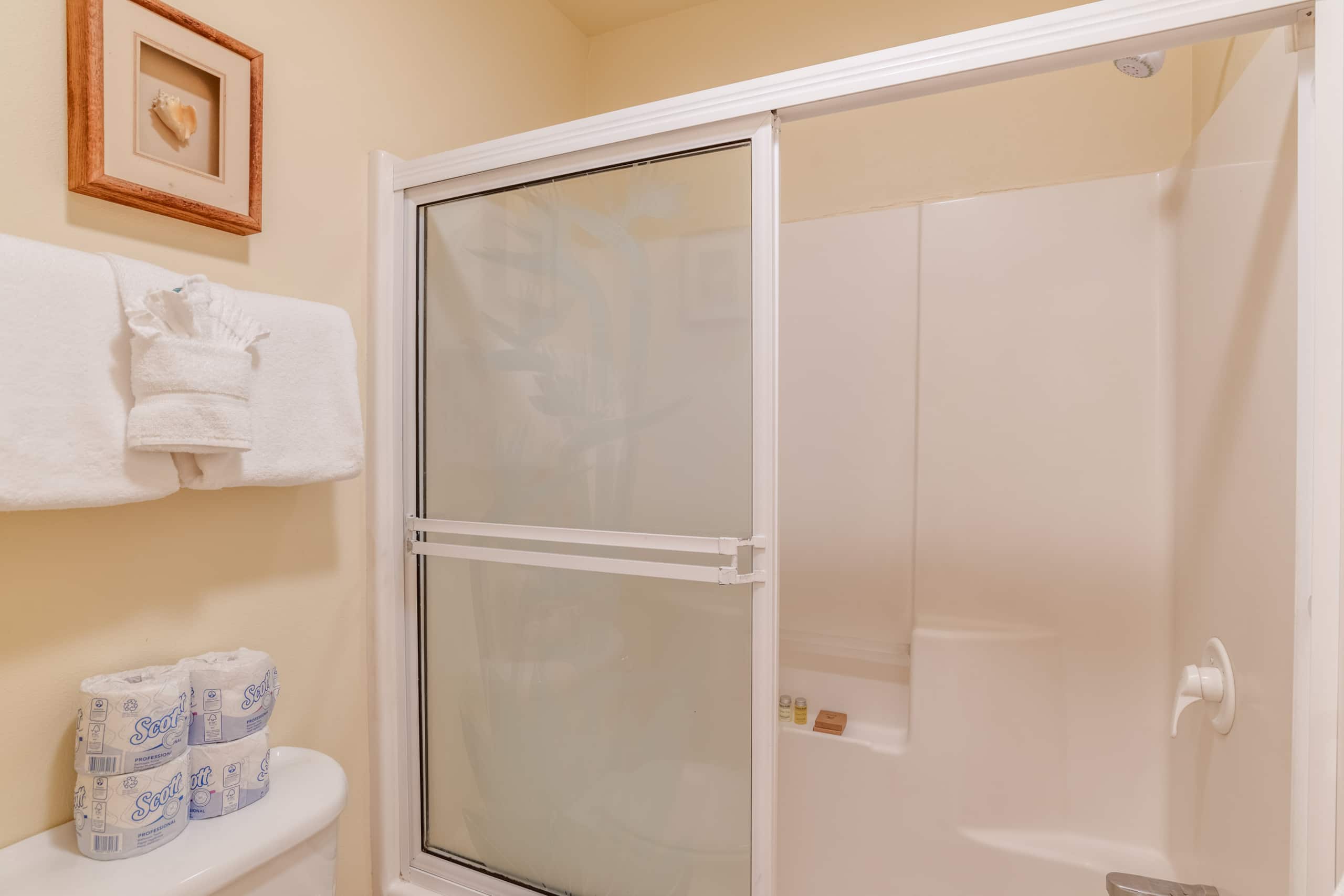 Condo in Lahaina · ★4.52 · 2 bedrooms · 4 beds · 1.5 shared baths - Image 8