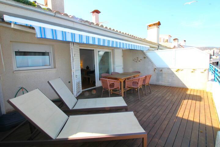 marítim i àtic – nice top-floor apartment with lar gallery image 4