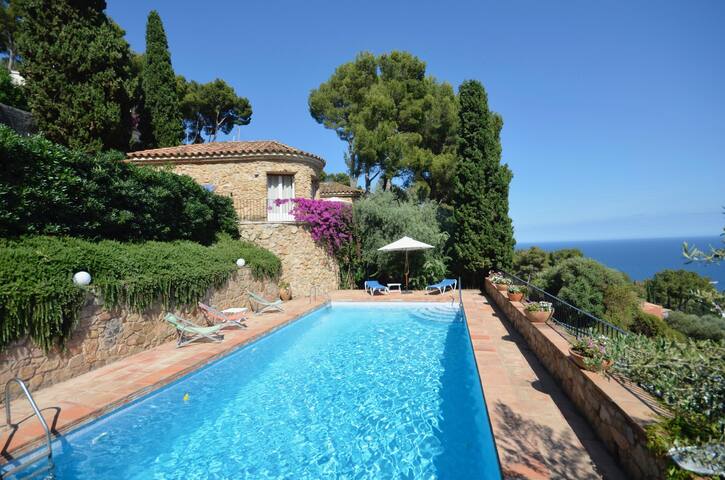 Holiday rental villa with swimming pool in Begur, gallery image 3