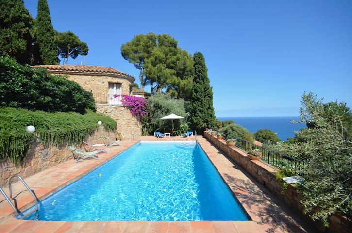 Holiday rental villa with swimming pool in Begur,