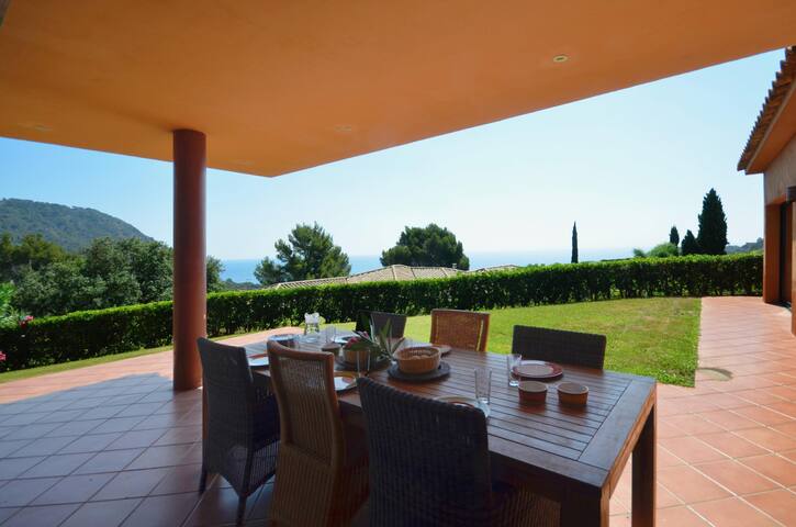 Holiday rental villa with swimming pool in Begur, gallery image 2