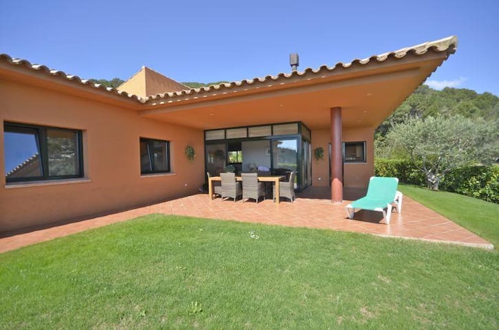 Holiday rental villa with swimming pool in Begur,