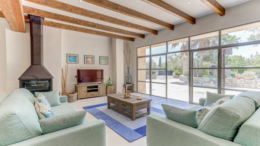 Beautiful villa, large garden & pool gallery image 3