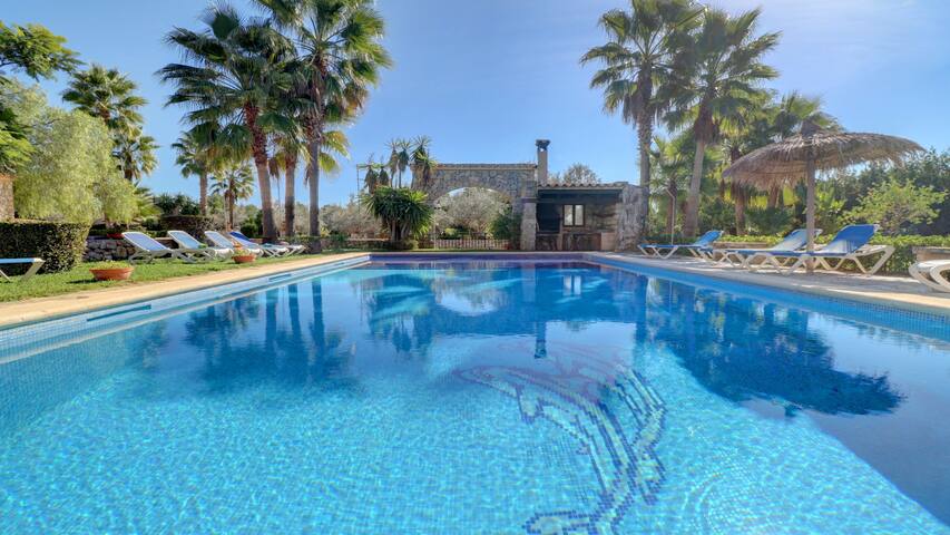 Beautiful villa, large garden & pool gallery image 5