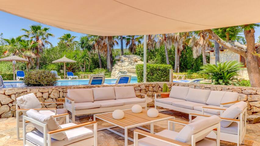 Beautiful villa, large garden & pool gallery image 4