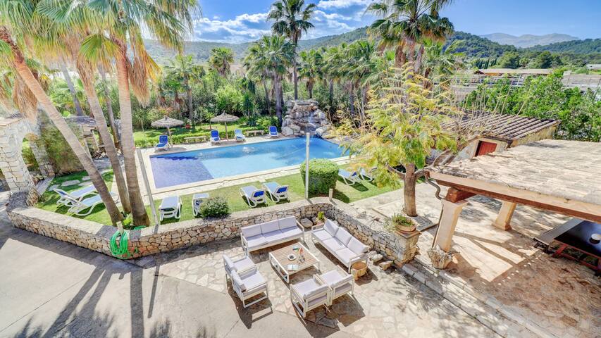 Beautiful villa, large garden & pool gallery image 2