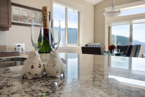 3 bed 2 bath upper suite overlooking the city