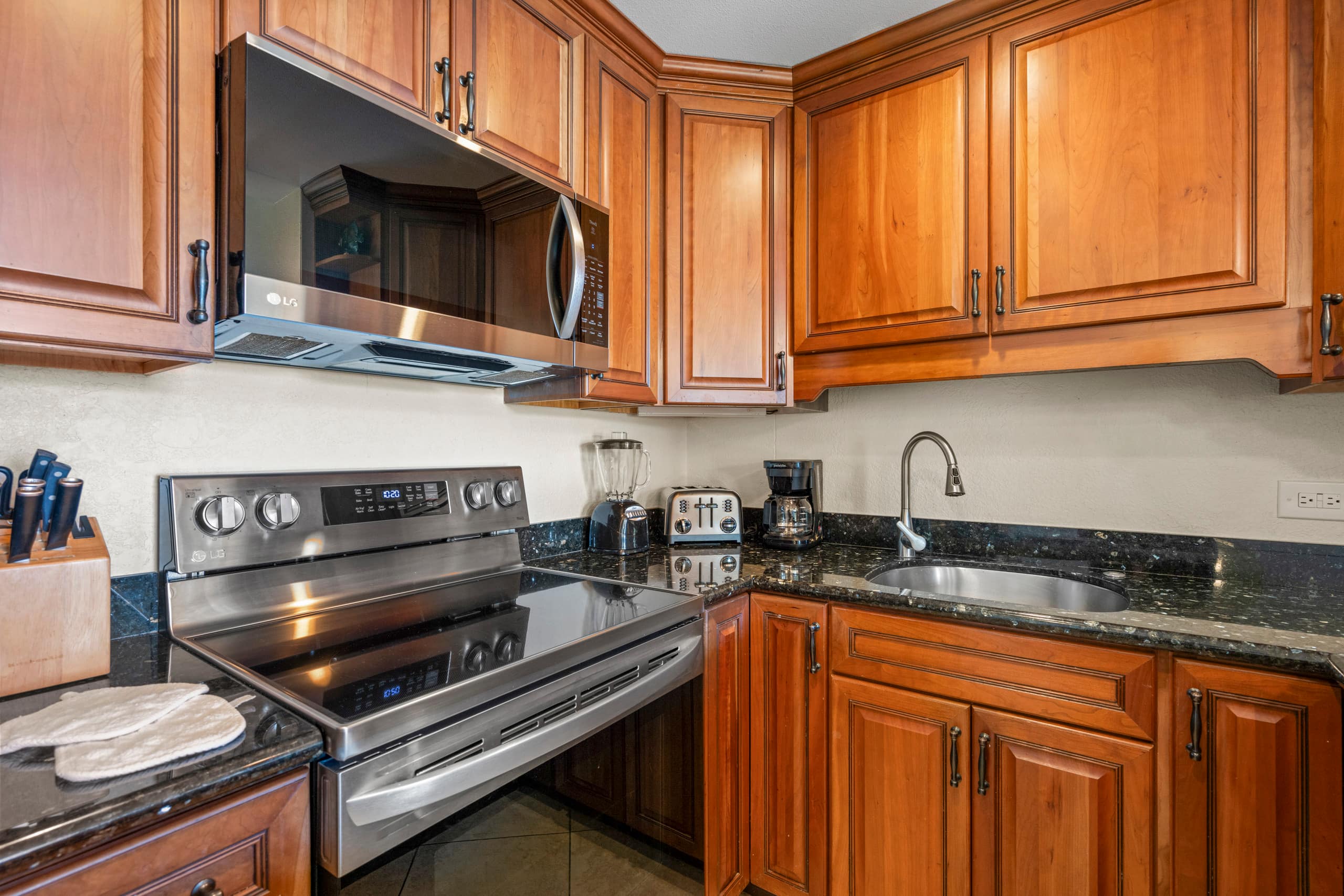 Condo in Lahaina · ★4.85 · 2 bedrooms · 3 beds · 2 baths - Image 19