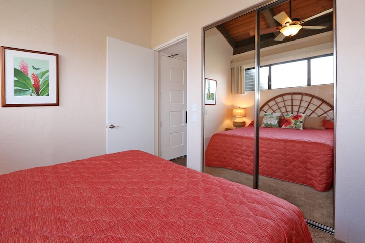 Spavaća soba u mirnim tonovima i s prirodnim svjetlom