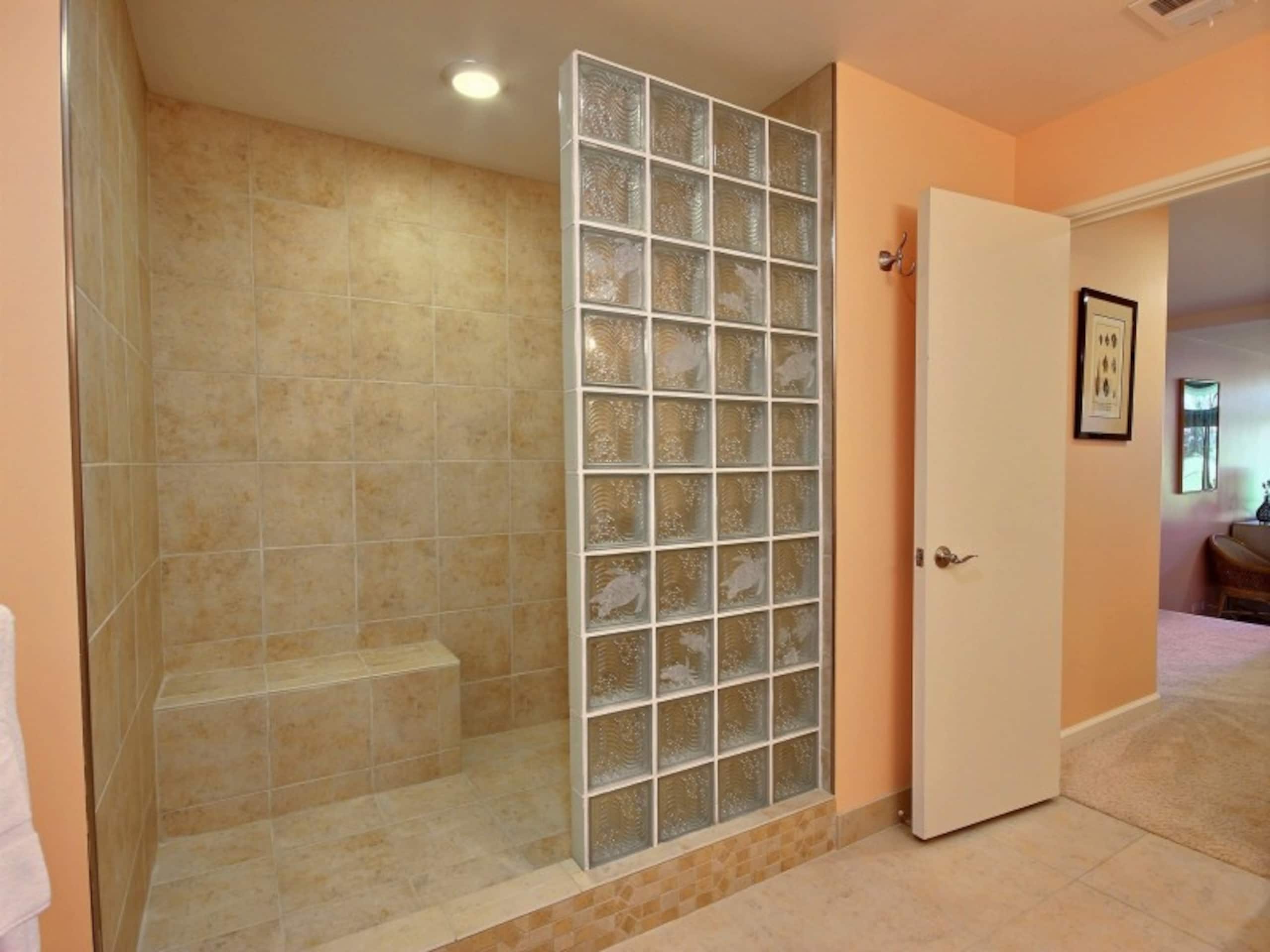 Condo in Lahaina · ★4.53 · 2 bedrooms · 4 beds · 2 baths - Image 11