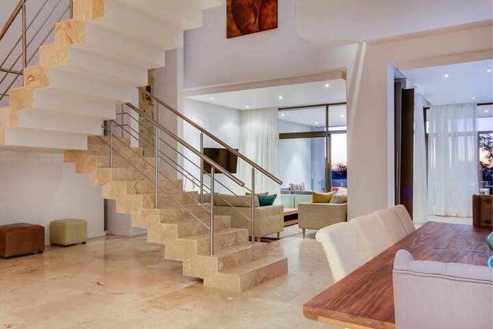 Dual Level Apartment Walking Distance to the Beach gallery image 4