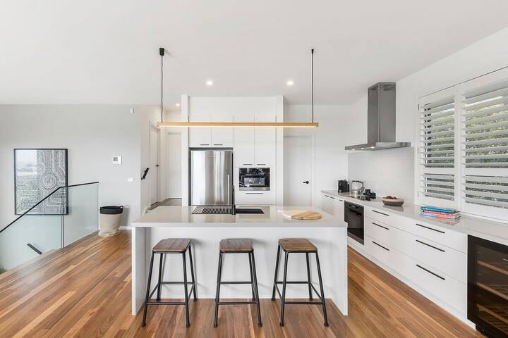 Byron by the Beach | Luxury Heated Pool and Views gallery image 5