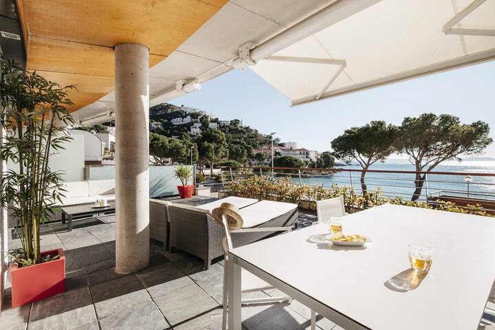 Beachfront two-bedroom apartment with sea views in gallery image 2