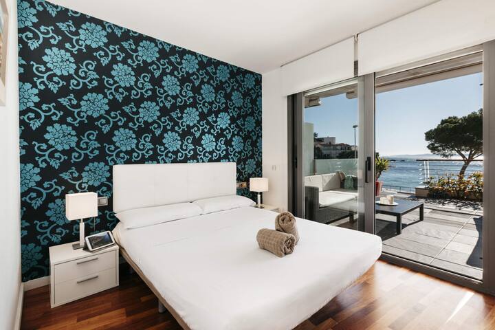 Beachfront two-bedroom apartment with sea views in gallery image 3