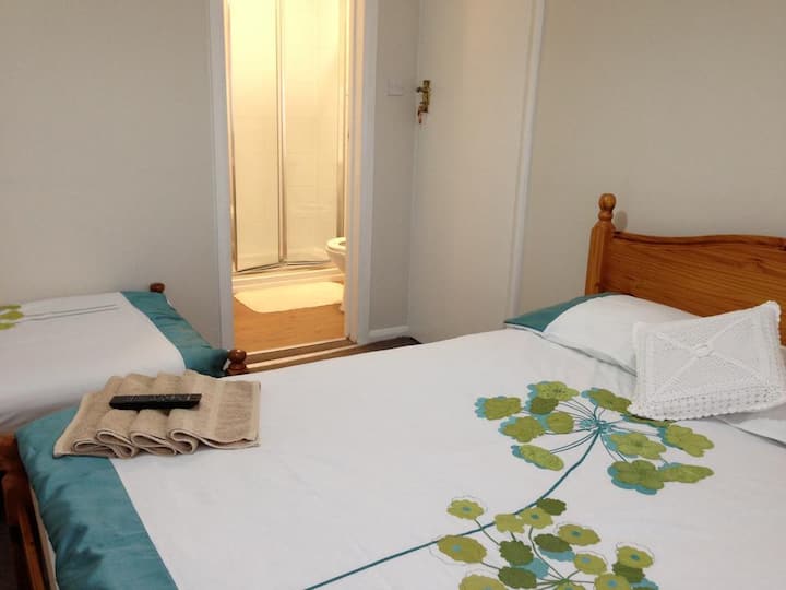 En suite Double Room 5min from Heathrow Airport