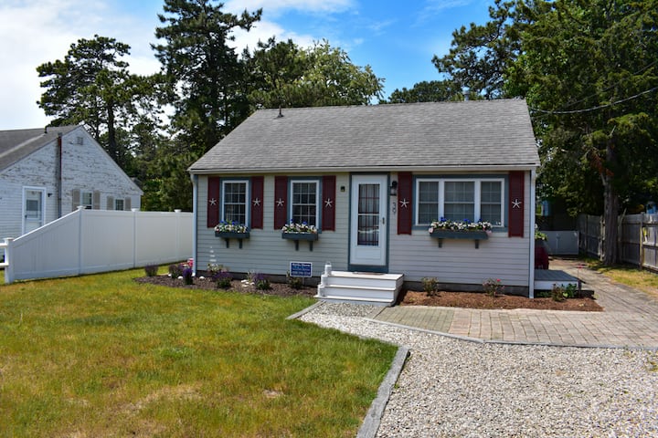 Adorable Cape Cottage Just 3/10 Miles To Glendon Road Beach In Dennisport - Dennis