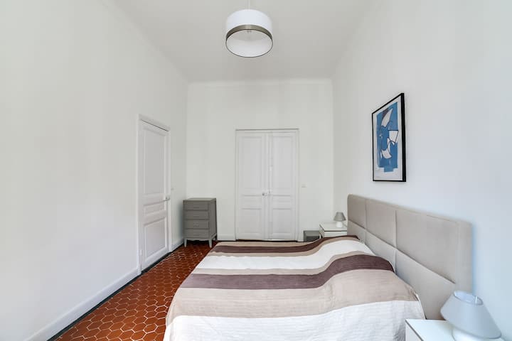 Grande chambre avec lit queensize