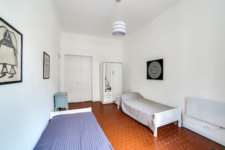 Chambre avec deux lits simples