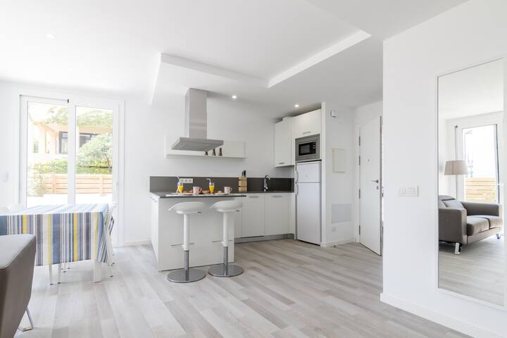 Apartment with private garden and communal jacuzzi gallery image 4