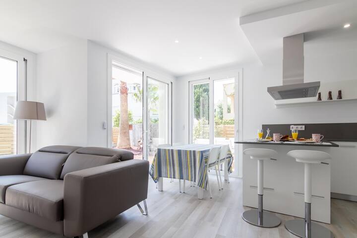 Apartment with private garden and communal jacuzzi gallery image 5