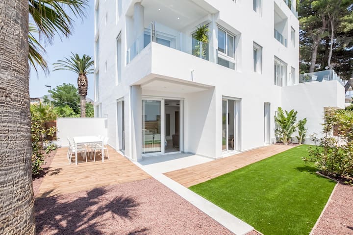 Apartment with private garden and communal jacuzzi