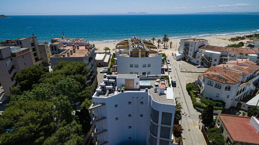Apartment on the second line from the beach with 2