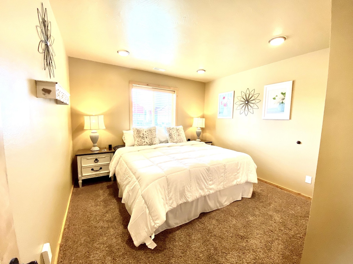 套房内2间卧室，配备加大双人床