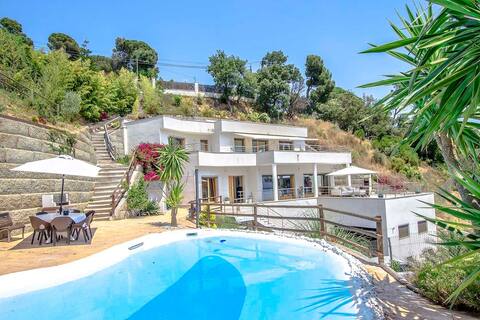 Modern Mestral - a few km to the beach!