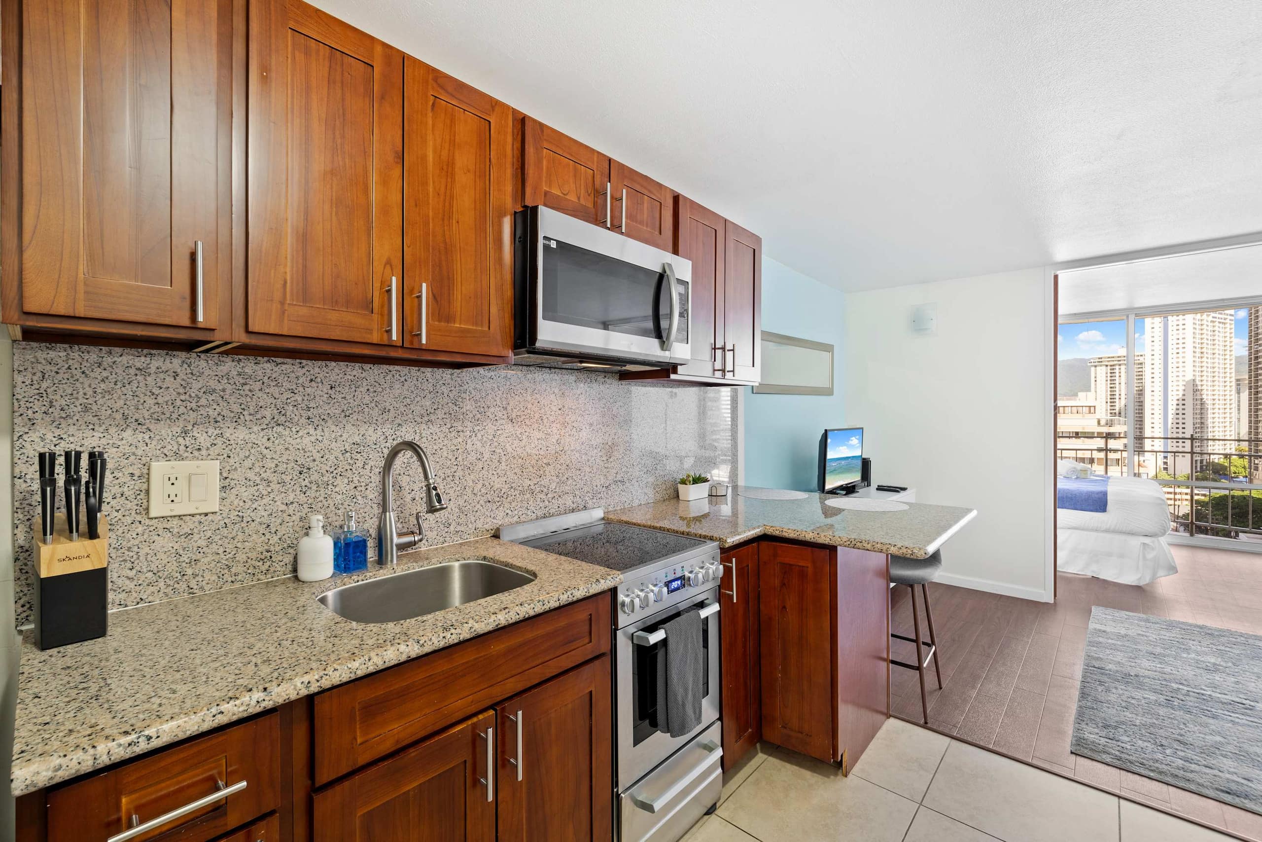 Waikiki City View Studio – Prime Spot Near Beach! - Image 4
