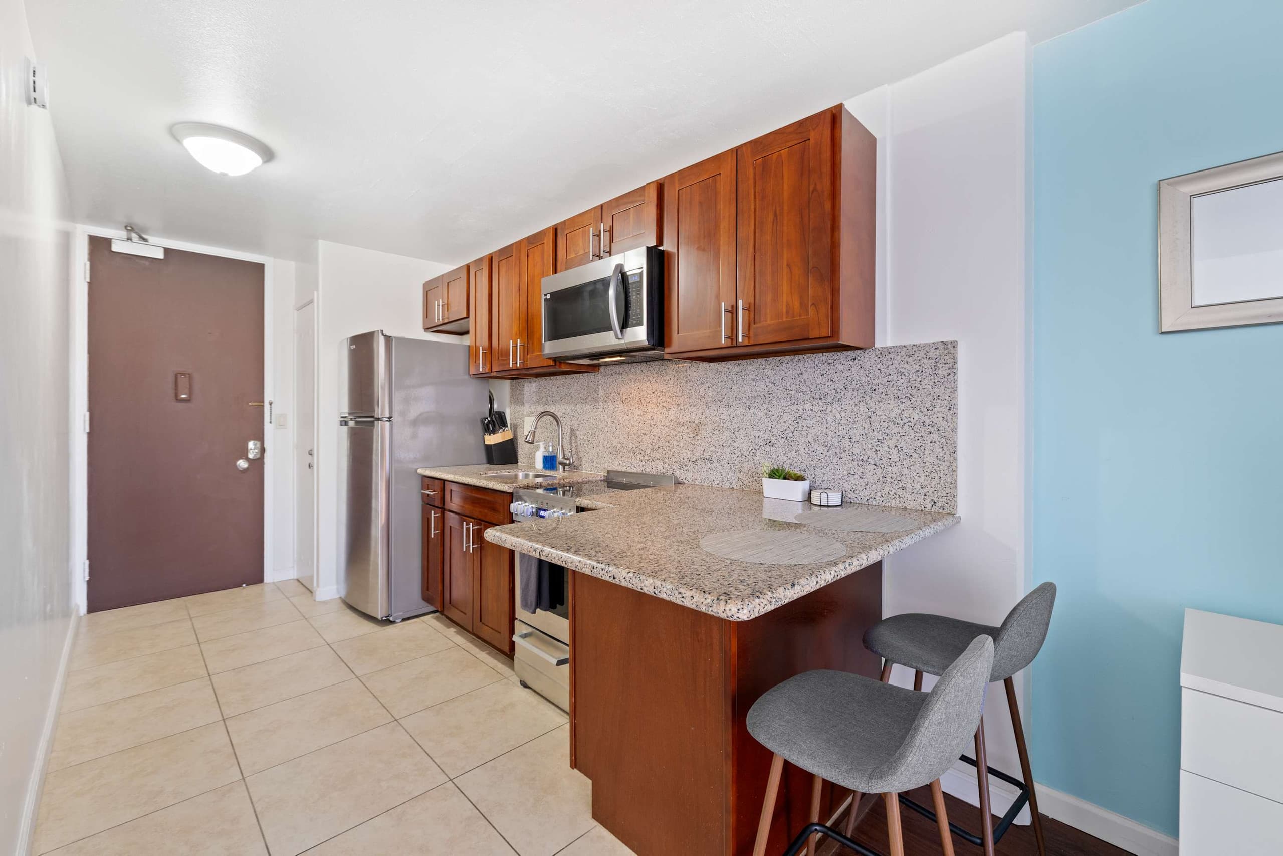 Waikiki City View Studio – Prime Spot Near Beach! - Image 13