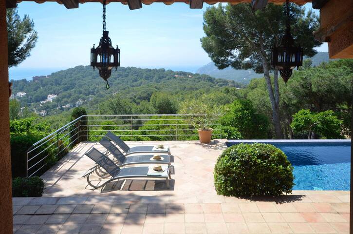 Holiday rental villa with swimming pool in Tamariu gallery image 5