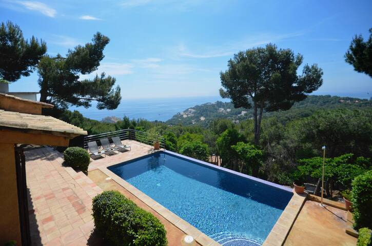 Holiday rental villa with swimming pool in Tamariu gallery image 3