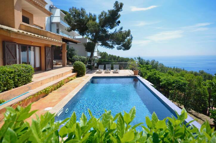 Holiday rental villa with swimming pool in Tamariu