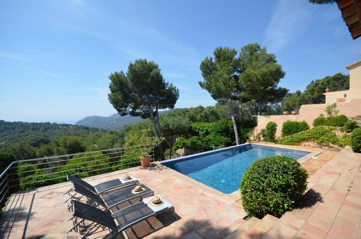 Holiday rental villa with swimming pool in Tamariu gallery image 2