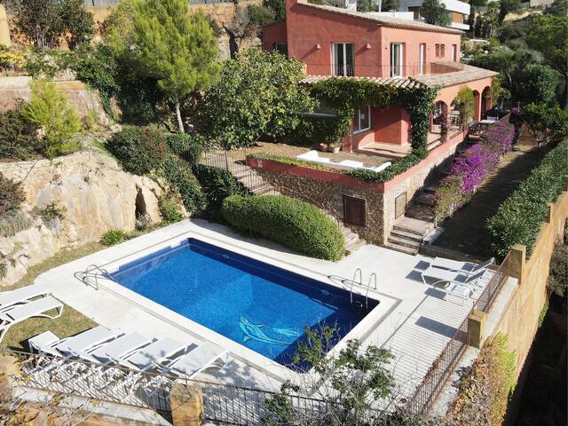 Holiday rental villa with swimming pool in Begur, gallery image 2