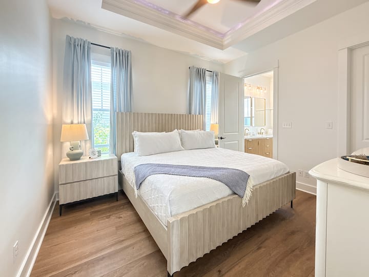 Dormitorio principal con cama tamaño king, vestidor grande y baño privado
