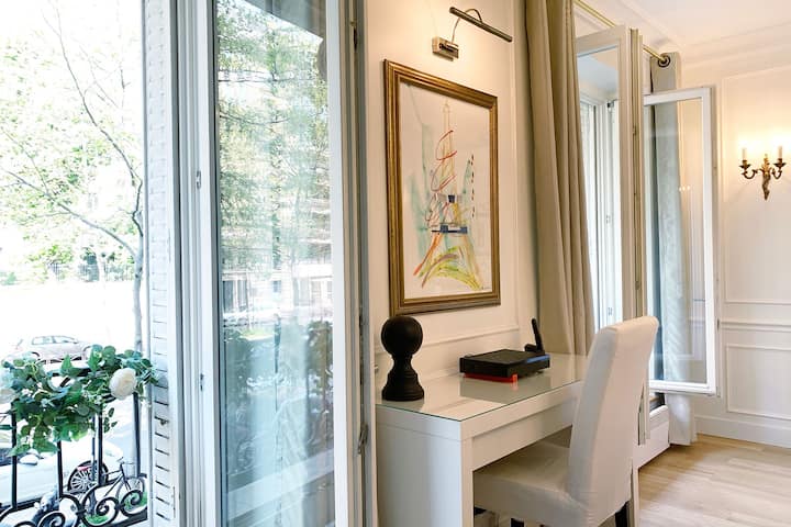 客厅内有更多艺术细节。