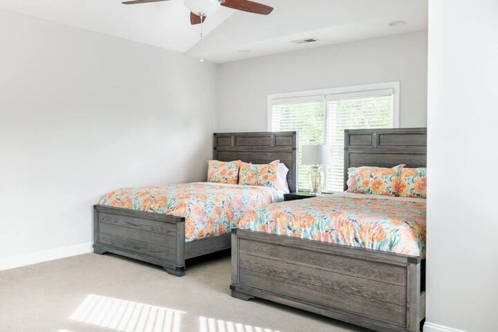 Southern Charm: Downtown, Walk to Farmers Market & gallery image 4