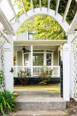 Southern Charm: Downtown, Walk to Farmers Market &