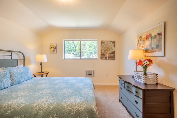 Chumba cha kulala cha ghorofani, kitanda cha Malkia kinachostarehesha! 