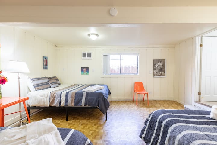 Chumba cha kulala cha ghorofa ya chini chenye Bafu